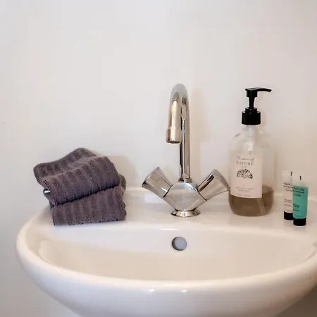 Apartment Modern & Comfortable 1-bedroom Flat Rotterdam